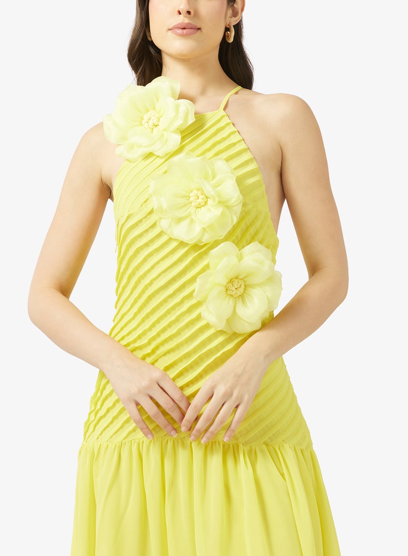 ايلا فستان بياقة هالتر وزهور ثلاثية الأبعاد - Image 3